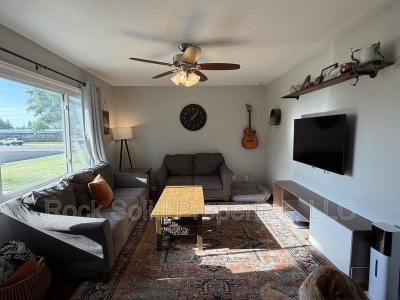 1008 Adams Ave - Photo 6 of 26
