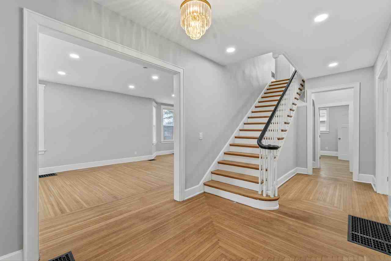 2978 Wardall Ave #NA - Photo 3 of 38