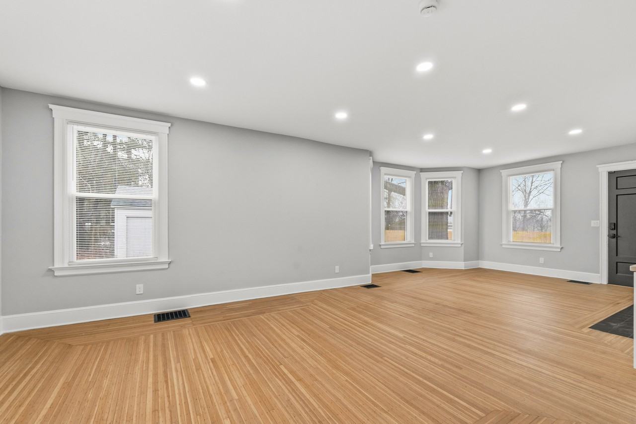 2978 Wardall Ave #NA - Photo 5 of 38