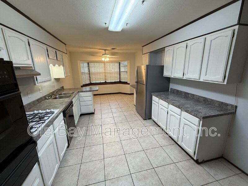 702 Ynestra Dr - Photo 3 of 6