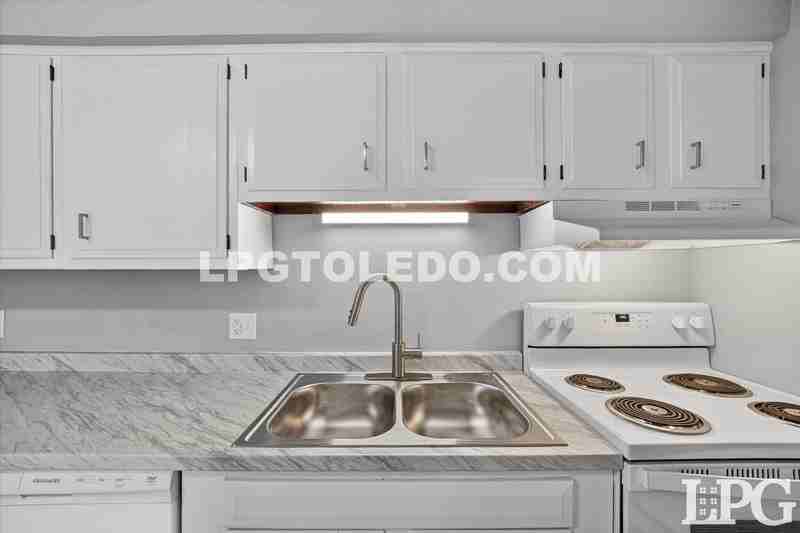 3348 Arlington Ave #8 - Photo 5 of 18