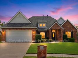 featured image of 2809 N Fern Ave