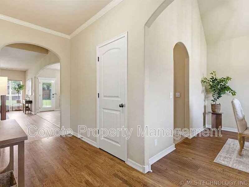 2809 N Fern Ave - Photo 2 of 23