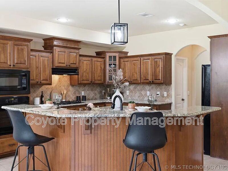 2809 N Fern Ave - Photo 6 of 23