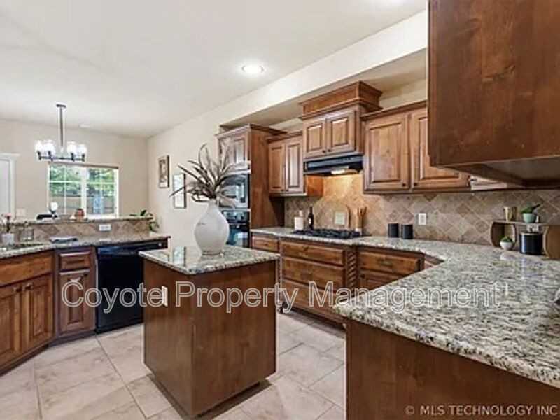2809 N Fern Ave - Photo 7 of 23