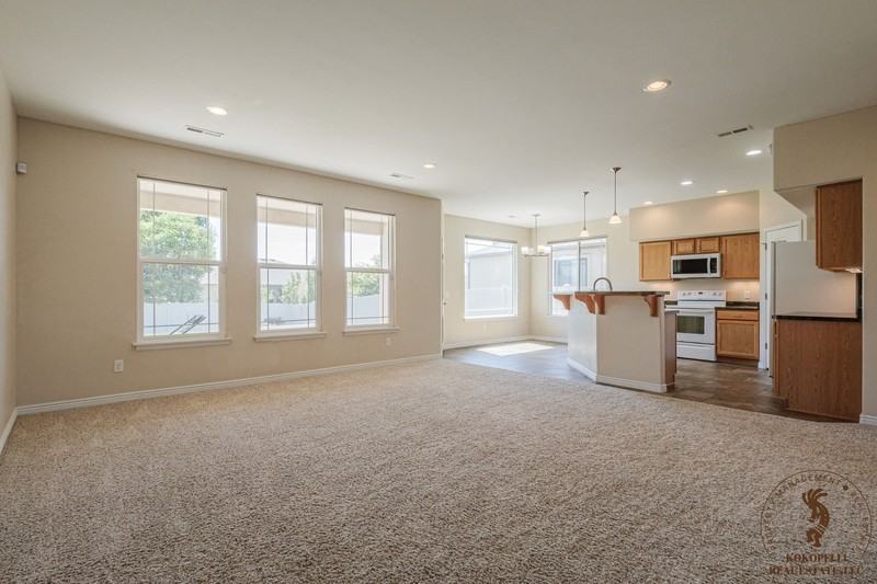 672 Muirfield Dr - Photo 2 of 10