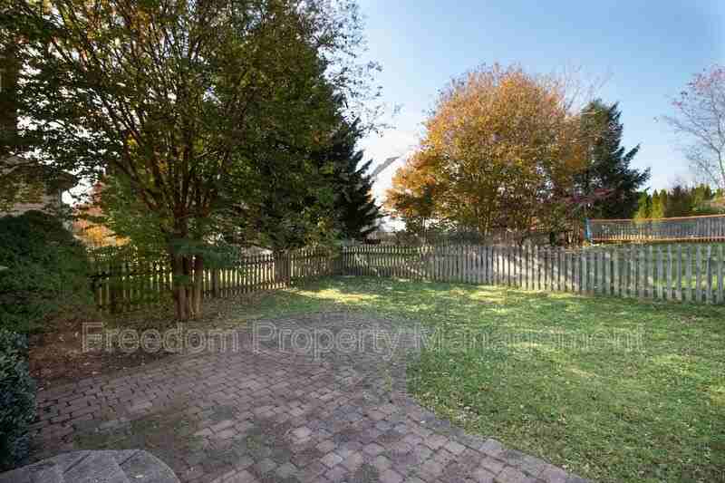6758 Sutton Oaks Way - Photo 7 of 40
