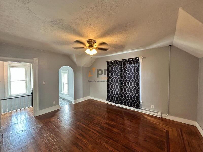 1101 Manhattan St - Photo 3 of 16