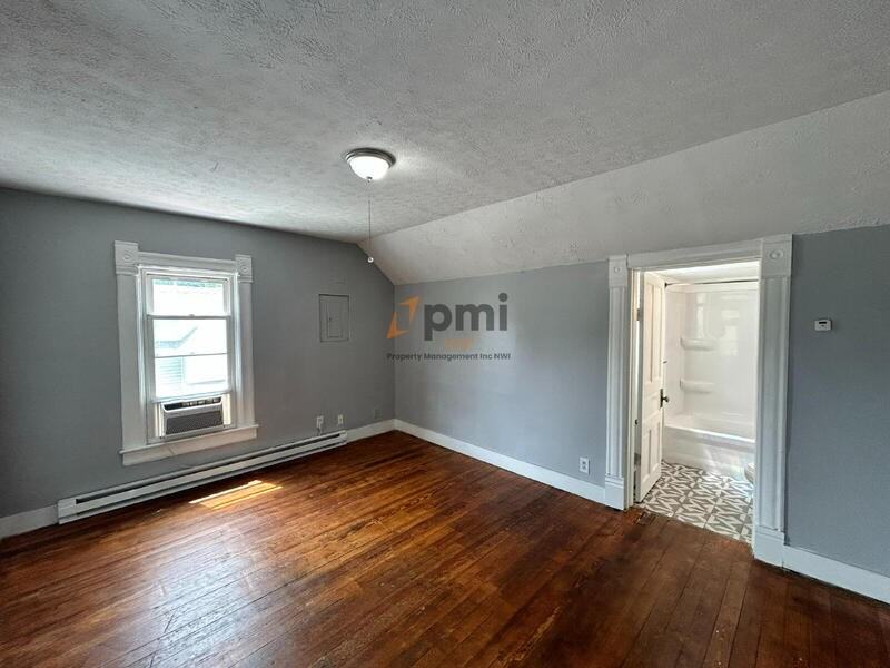 1101 Manhattan St - Photo 7 of 16