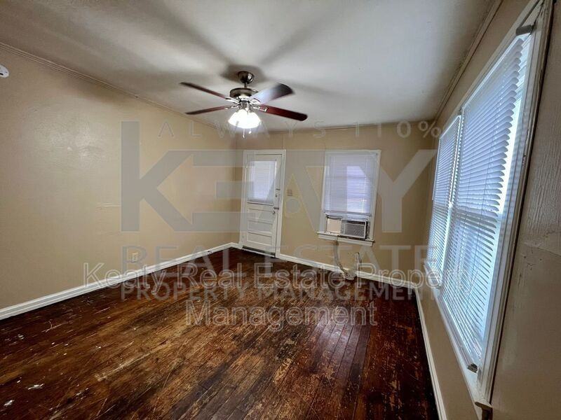 409 Silkwood St - Photo 2 of 8