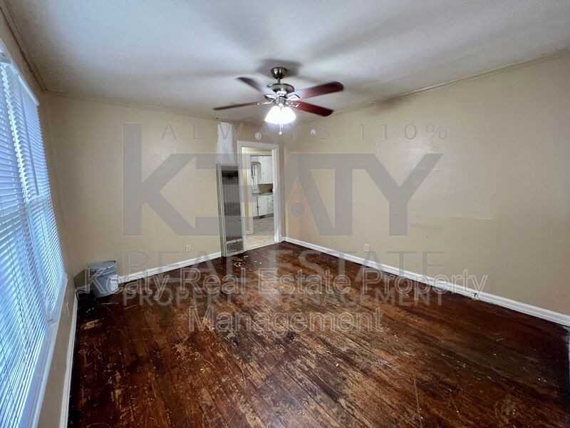 409 Silkwood St - Photo 4 of 8
