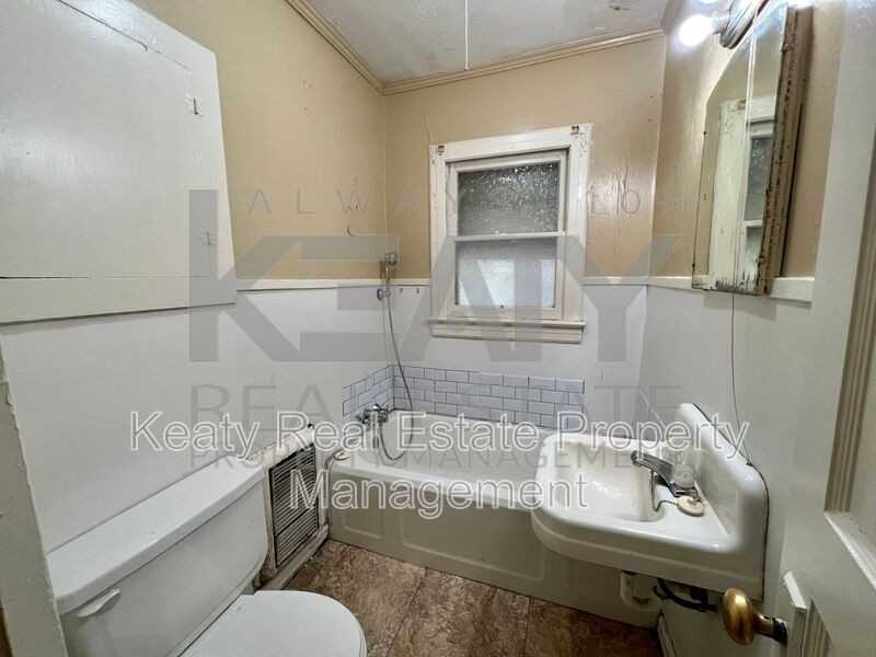 409 Silkwood St - Photo 6 of 8