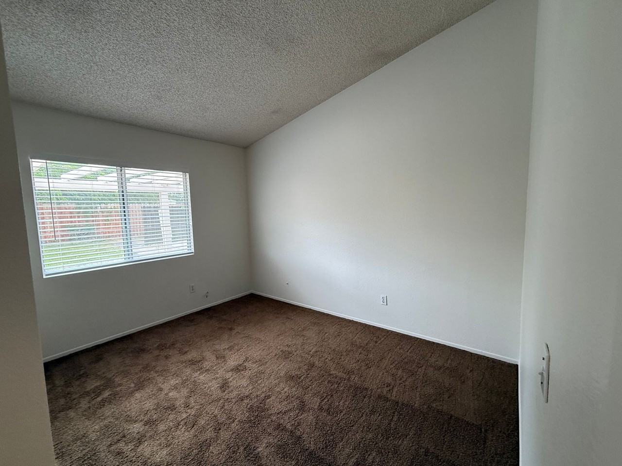 15191 Farmington Ct - Photo 7 of 29