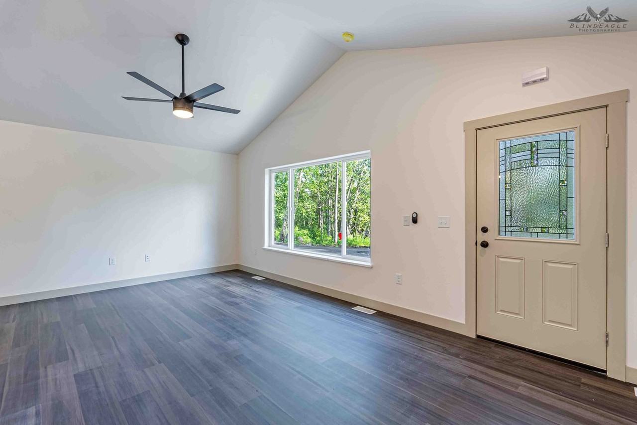 725 W Briar Dr - Photo 2 of 22