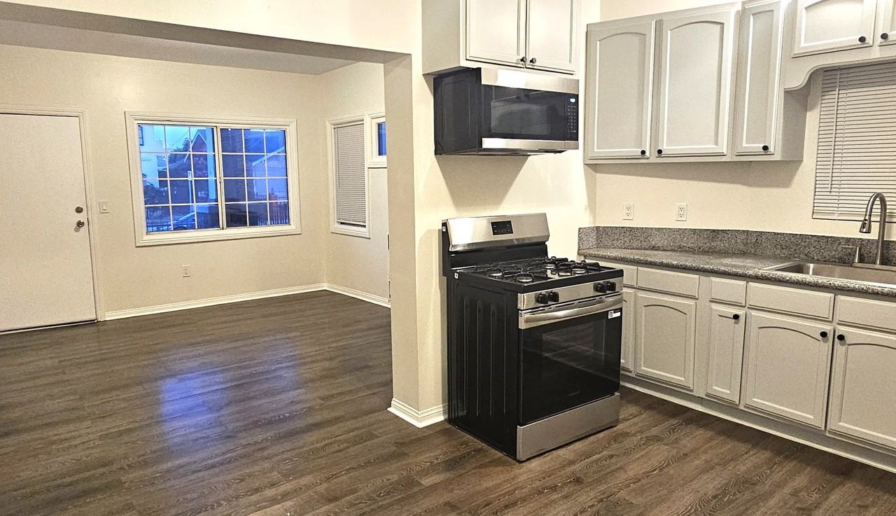 961 W 42nd St - Photo 2 of 21
