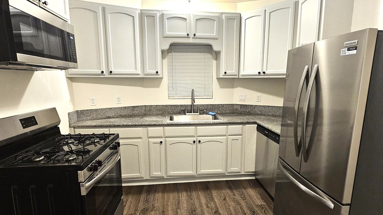 961 W 42nd St - Photo 3 of 21