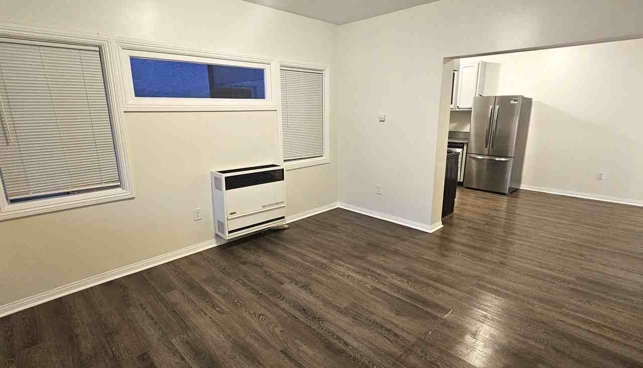 961 W 42nd St - Photo 5 of 21