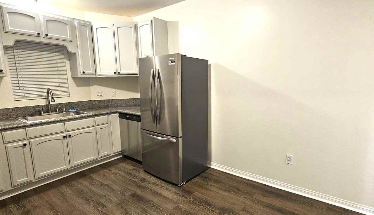 961 W 42nd St - Photo 6 of 21