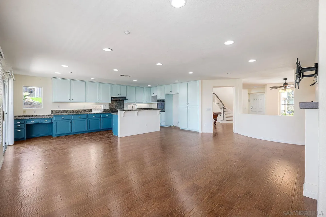 10160 Challenger Cir - Photo 3 of 8