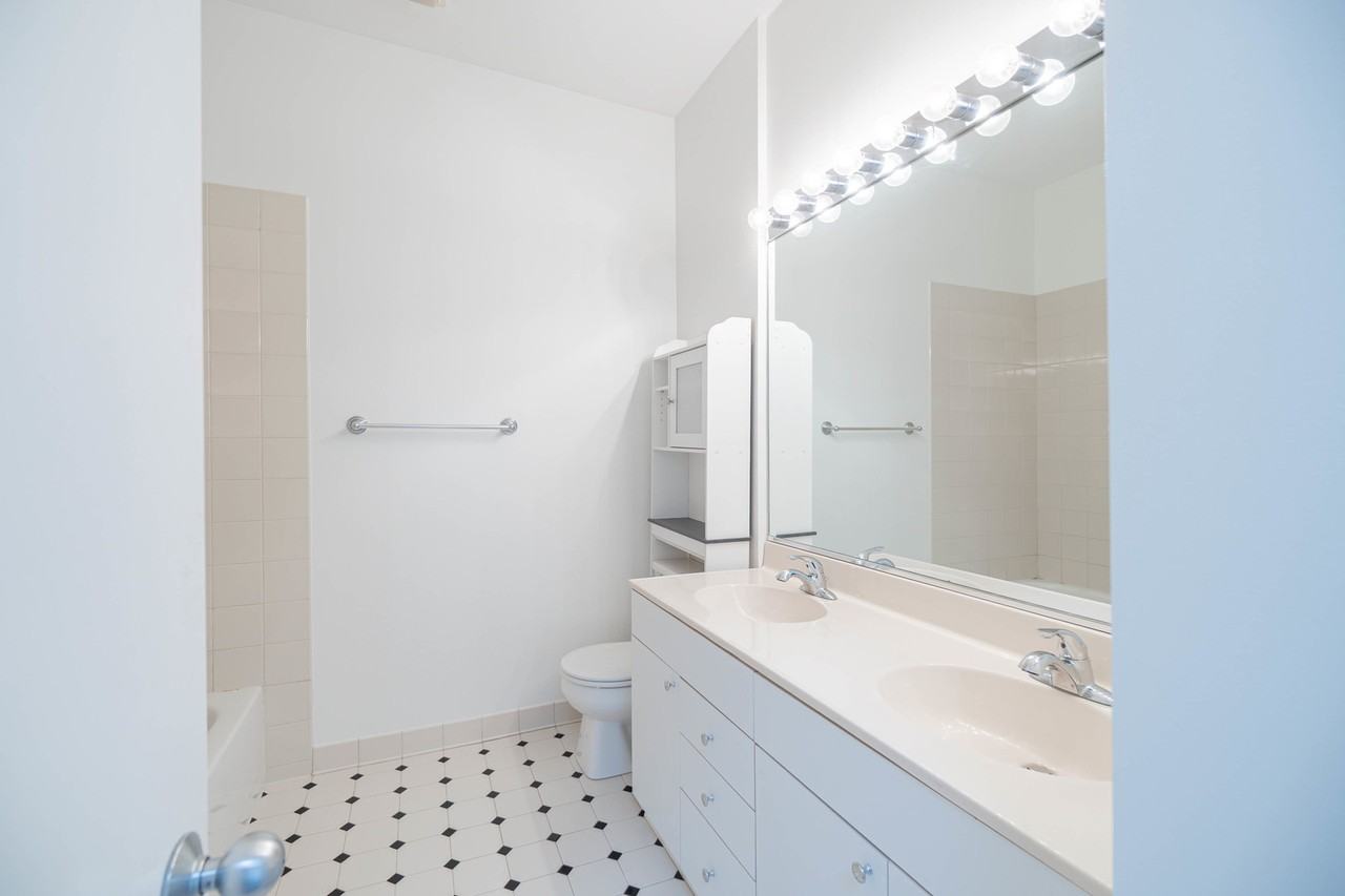 1781 W Altgeld St #O - Photo 7 of 17