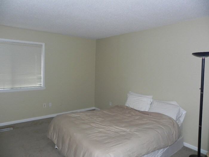 204 Oak Tree Dr - Photo 2 of 5