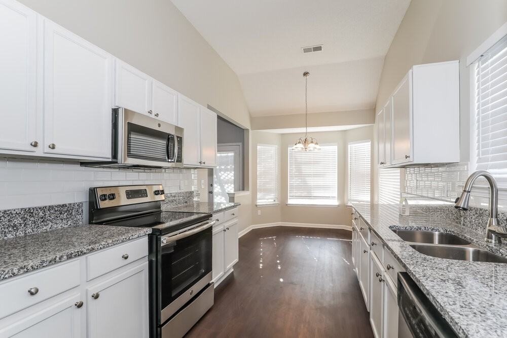 9093 Weeping Cherry Ln - Photo 4 of 15