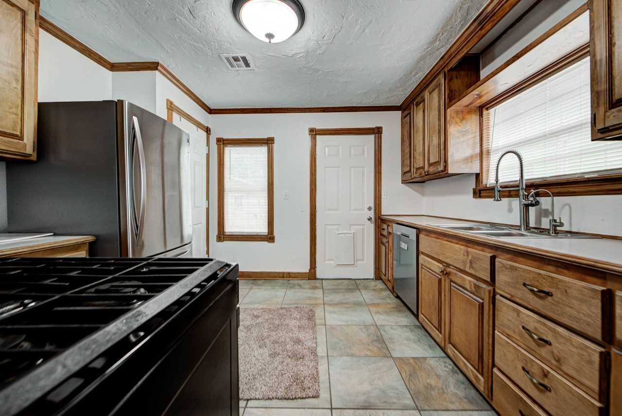 418 N Flood Ave #1 - Photo 5 of 15