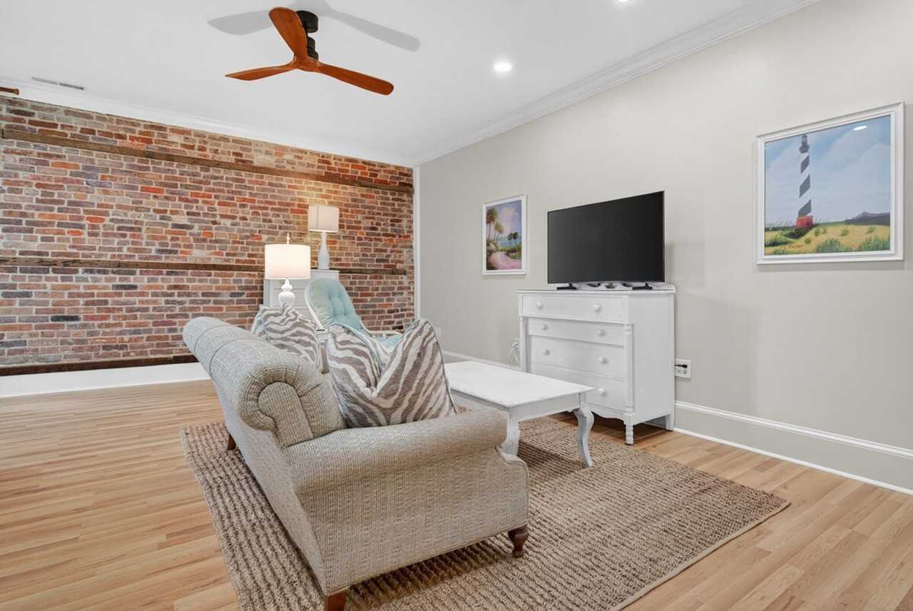 801 Front St #1560740P - Photo 3 of 25