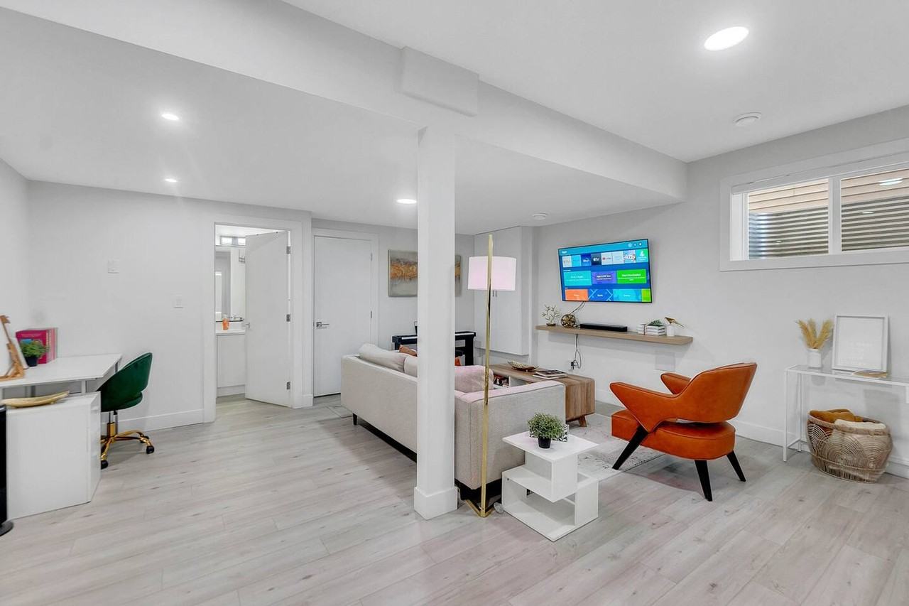 15506 13a Ave Sw #1564638P - Photo 3 of 30