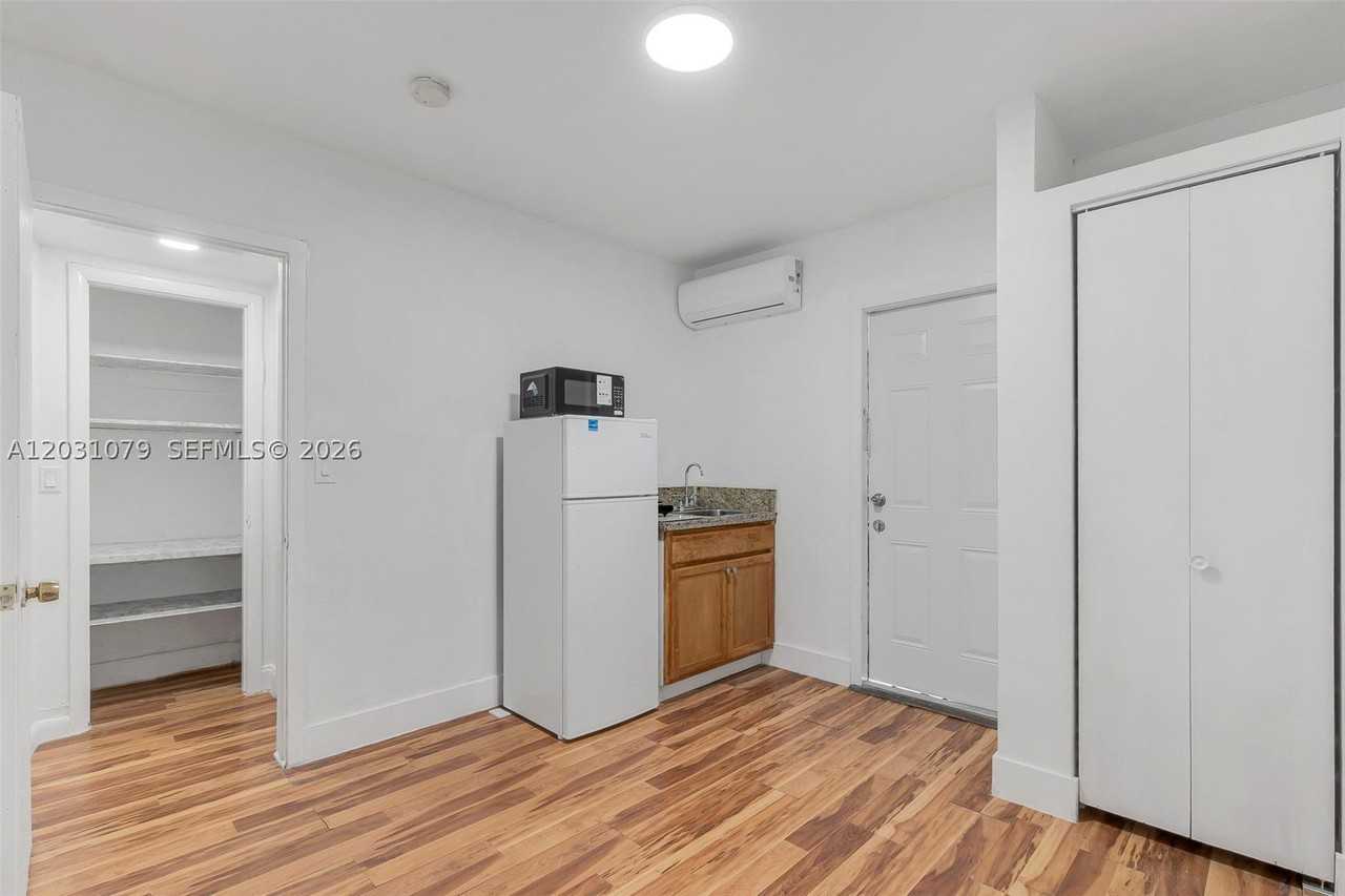 6101 Sw 24th St #3 - Photo 4 of 17