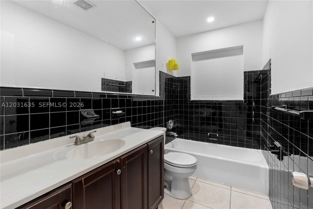 3061 Ne 4th Ave - Photo 2 of 17