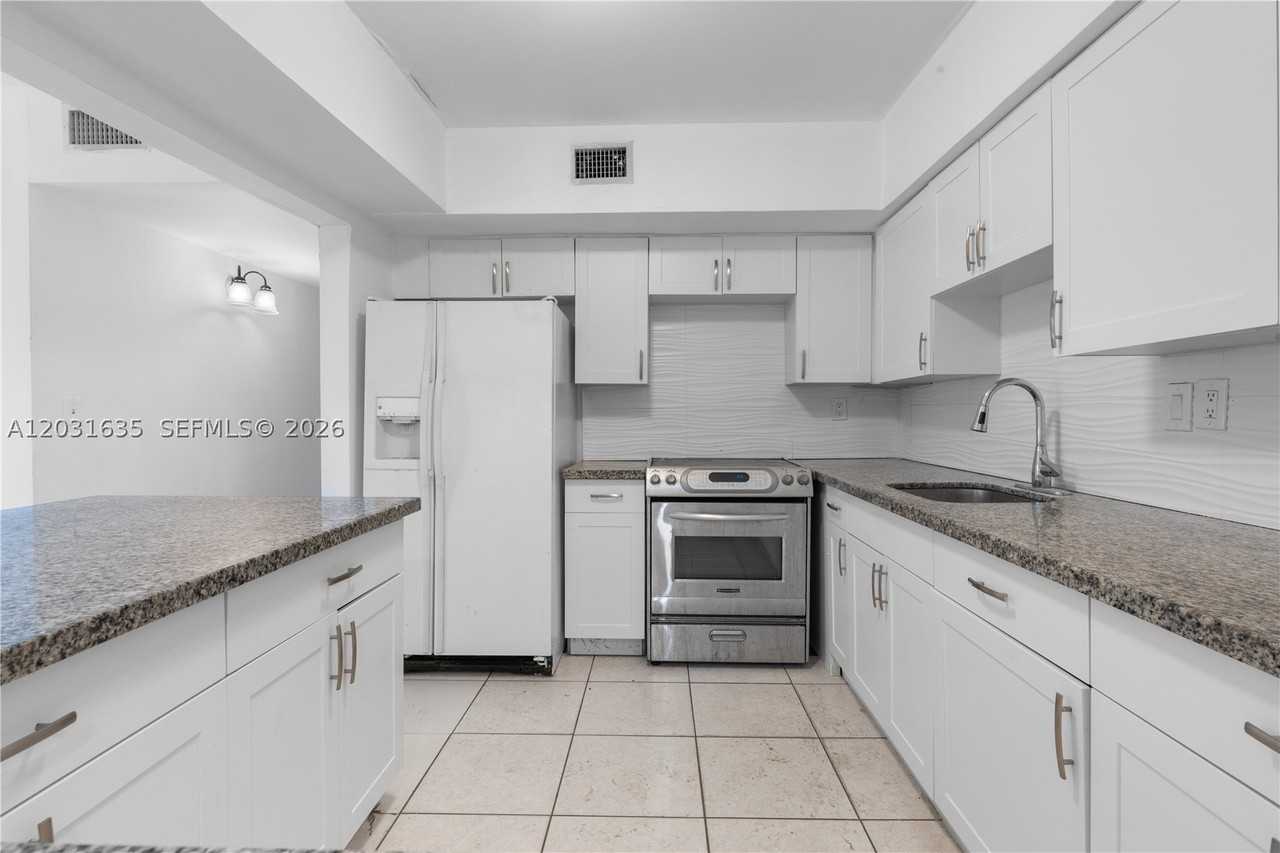 3061 Ne 4th Ave - Photo 4 of 17