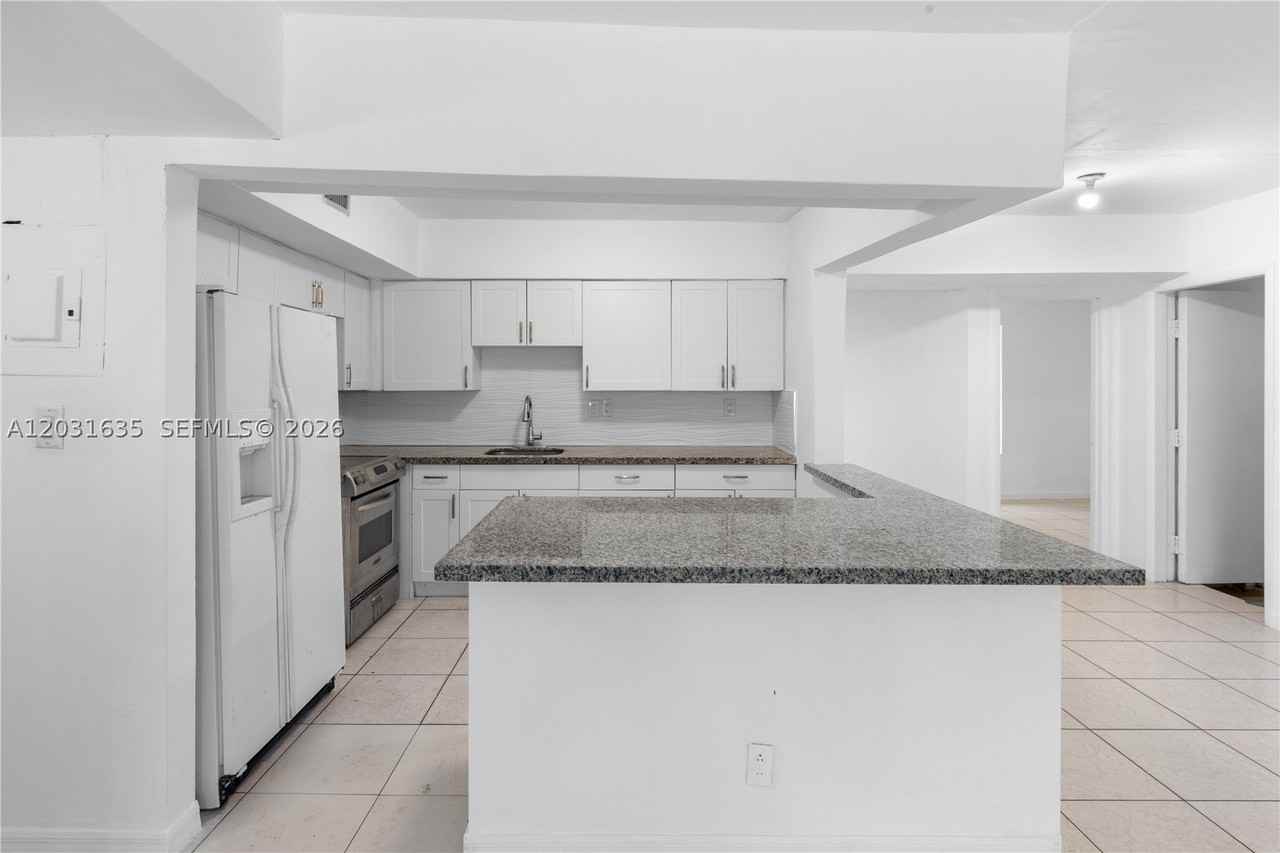 3061 Ne 4th Ave - Photo 5 of 17