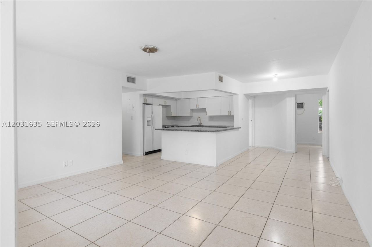 3061 Ne 4th Ave - Photo 6 of 17