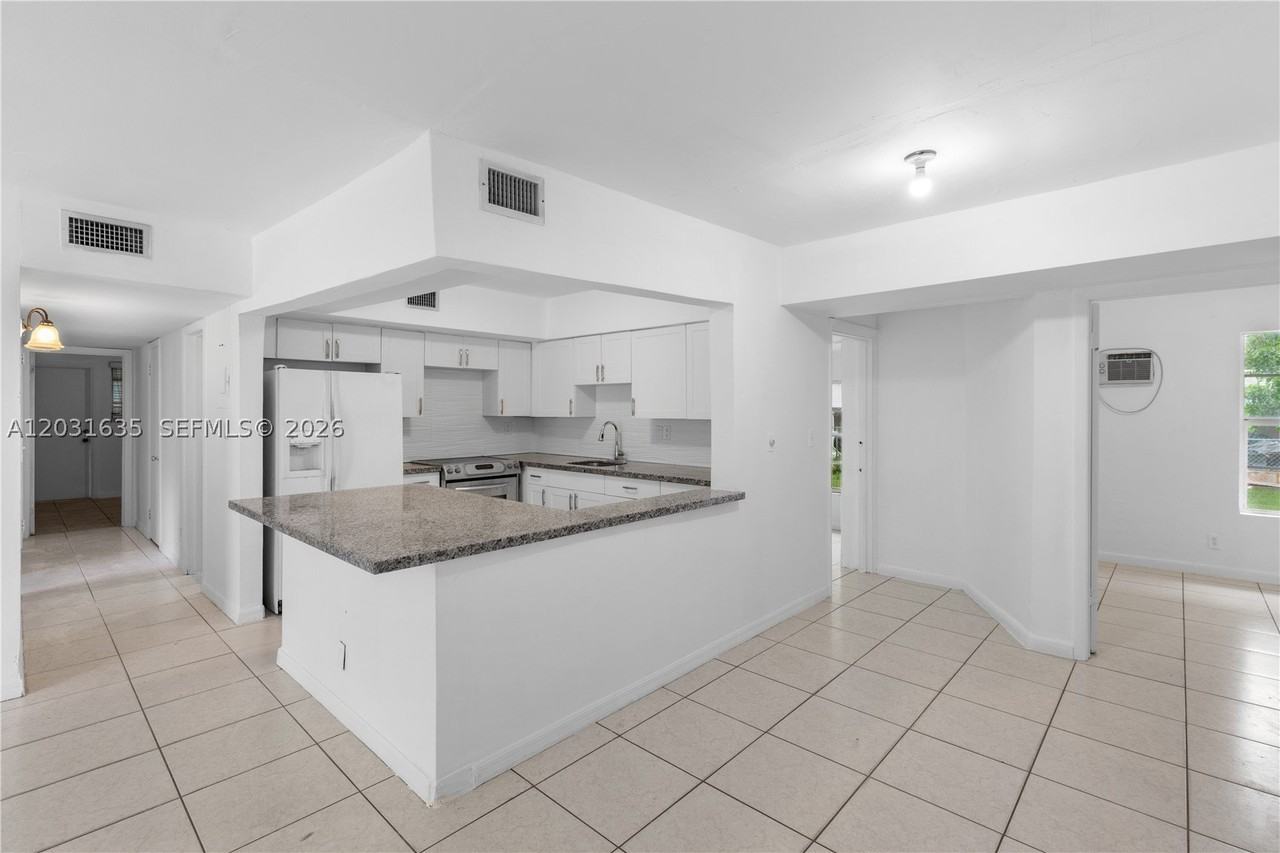 3061 Ne 4th Ave - Photo 7 of 17