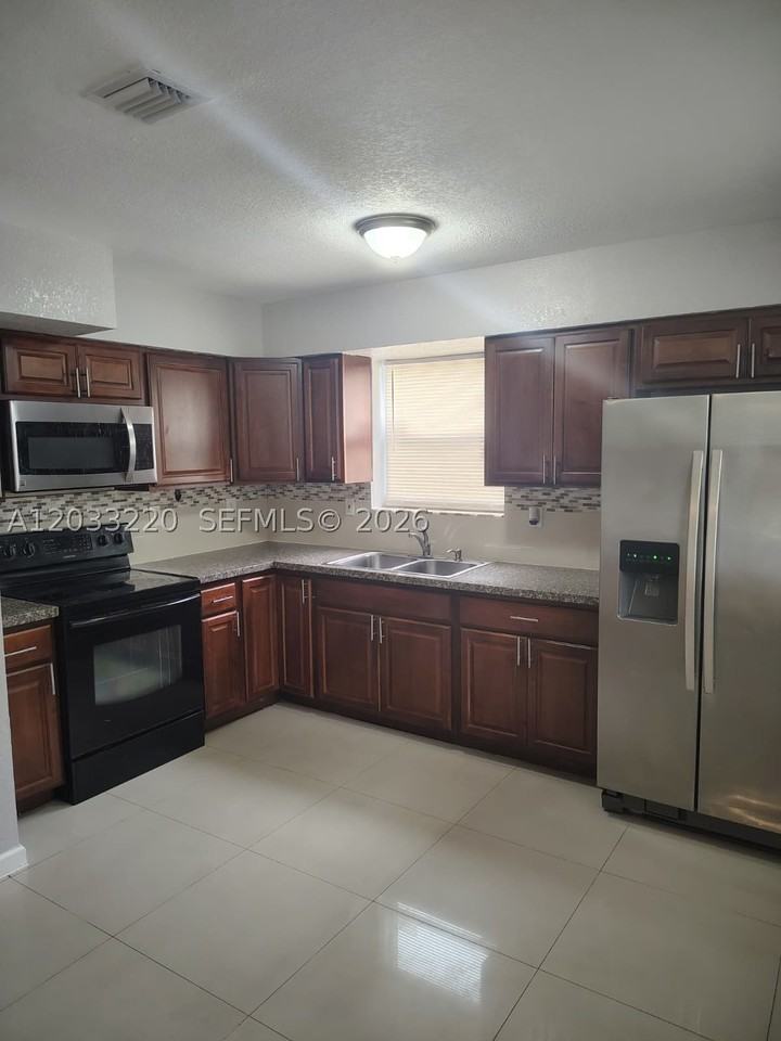 944 Nw 51st St - Photo 3 of 21