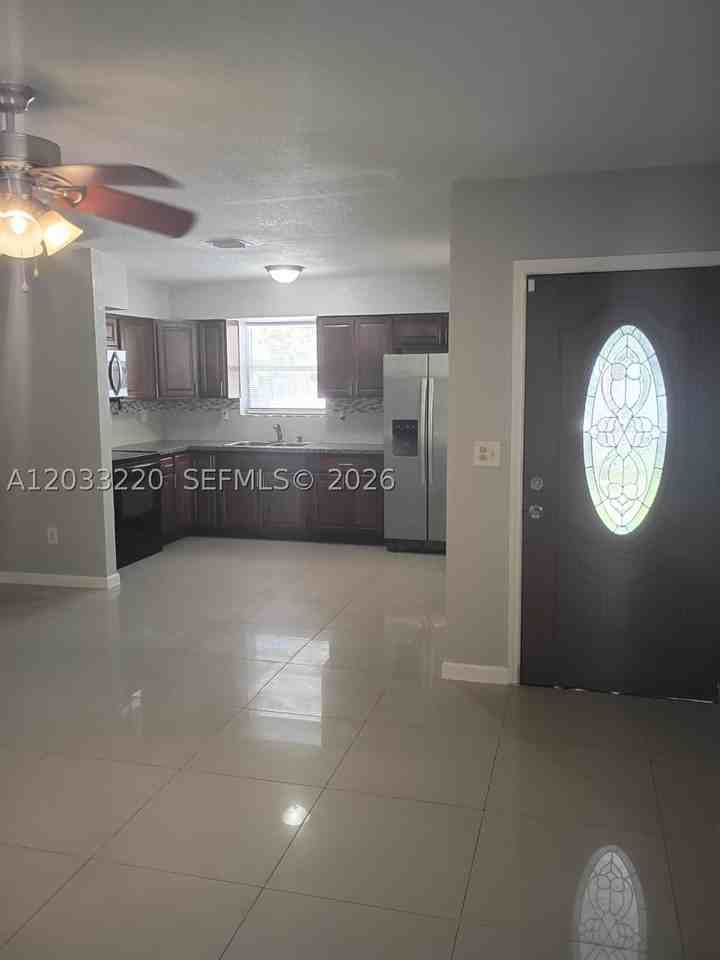944 Nw 51st St - Photo 4 of 21