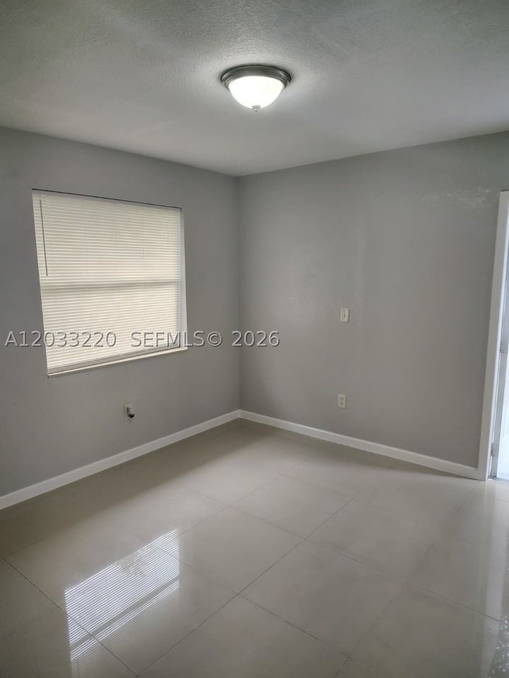 944 Nw 51st St - Photo 7 of 21