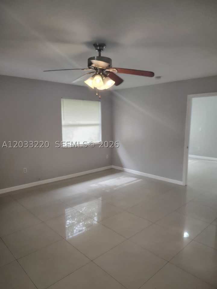 944 Nw 51st St - Photo 5 of 21