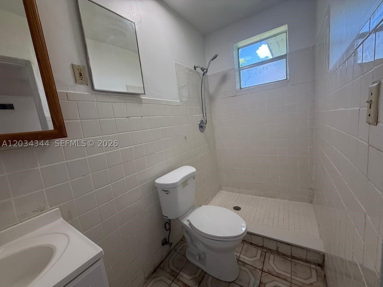 120 Ne 7th St #2 - Photo 5 of 11
