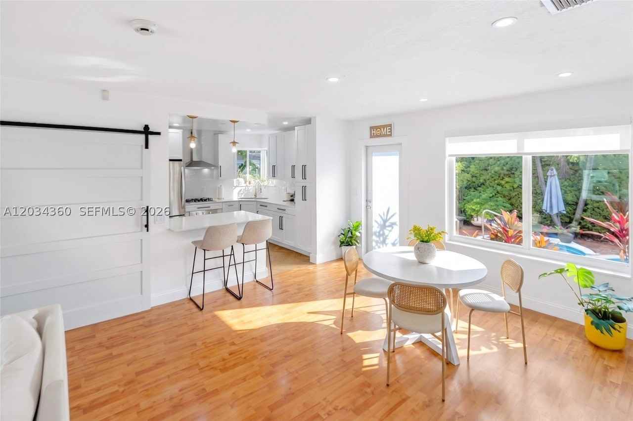 2131 Sw 82nd Pl - Photo 2 of 23