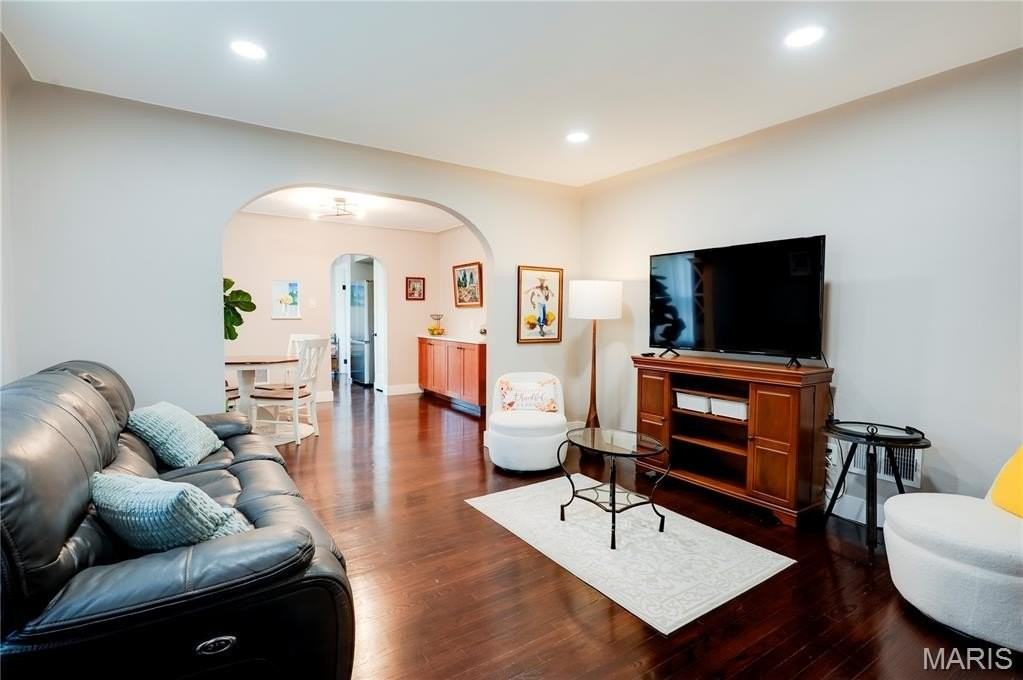 1830 Oconnell Ave - Photo 4 of 36