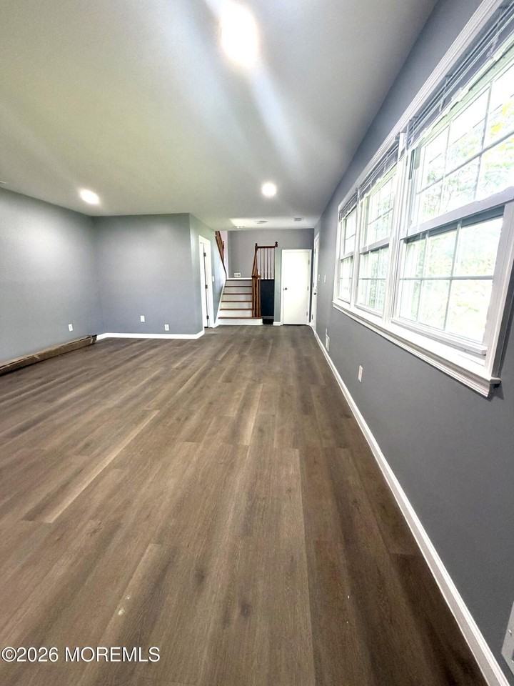 434 Plainfield Rd - Photo 7 of 32