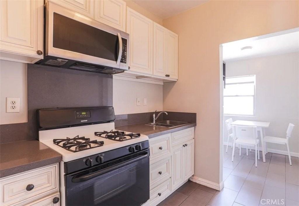 1356 W 30th St - Photo 4 of 9