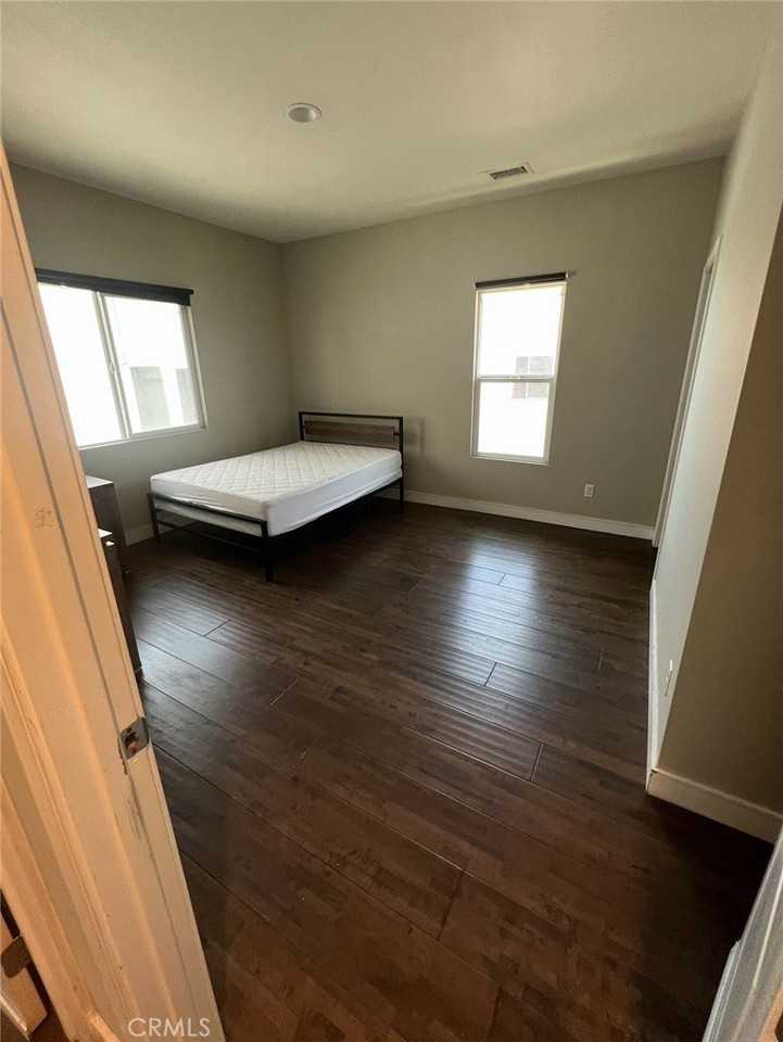 1224 W 35th St - Photo 5 of 8