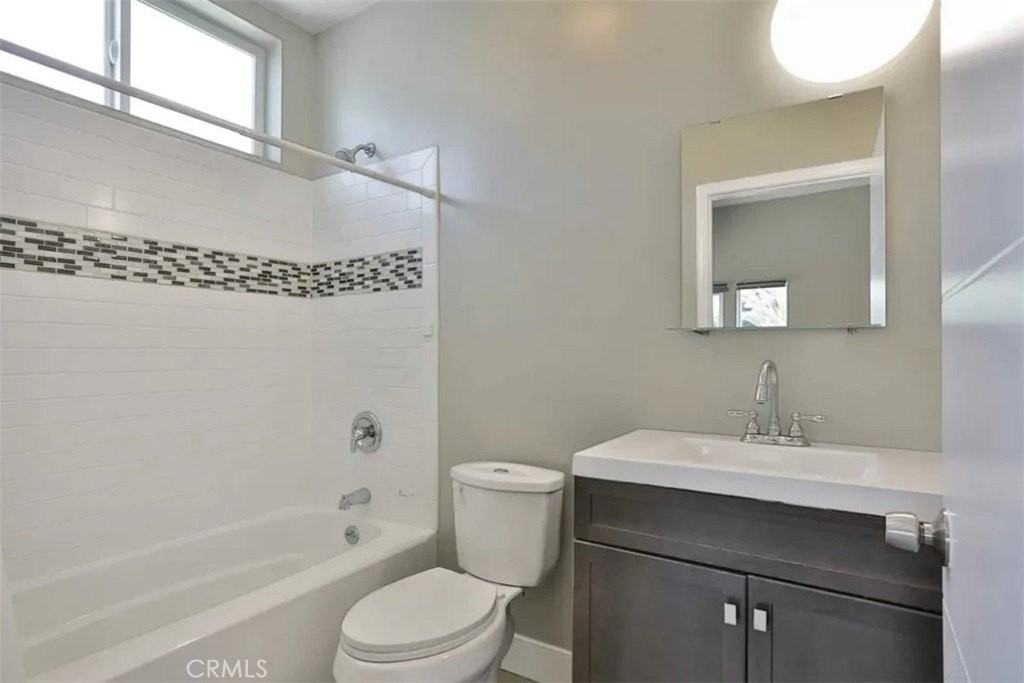 1224 W 35th St - Photo 7 of 8