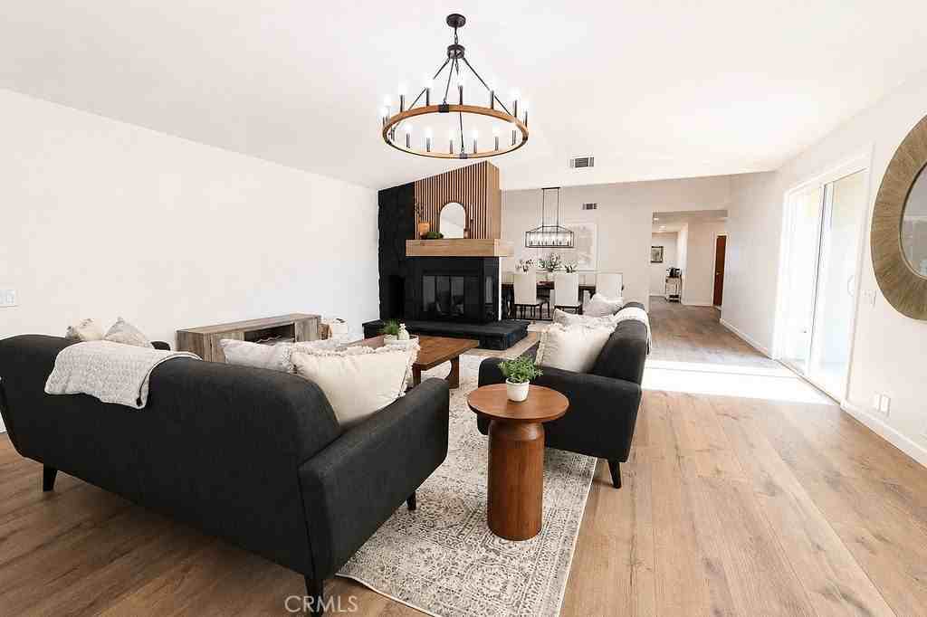 1404 Highridge St - Photo 4 of 27