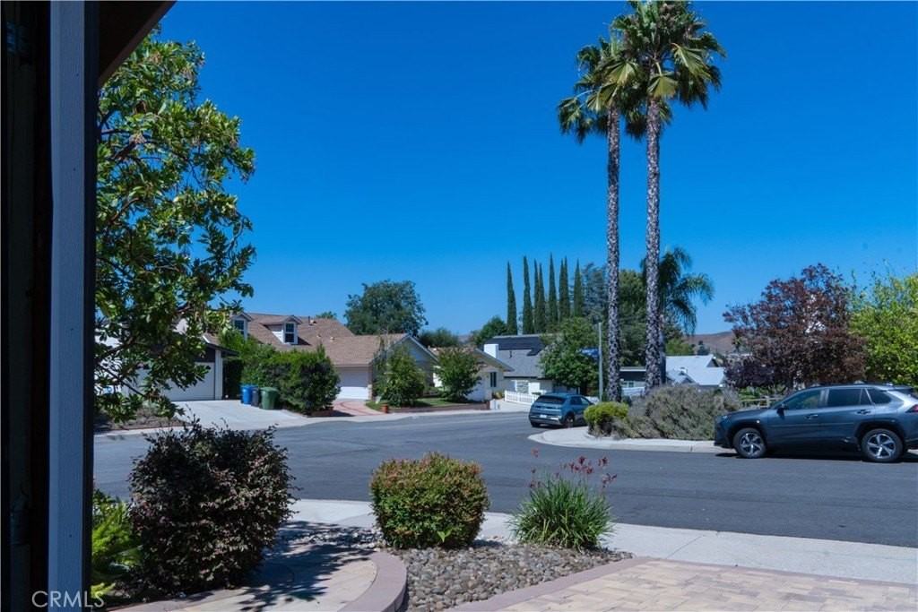 5445 Sunvalley Ct - Photo 4 of 36