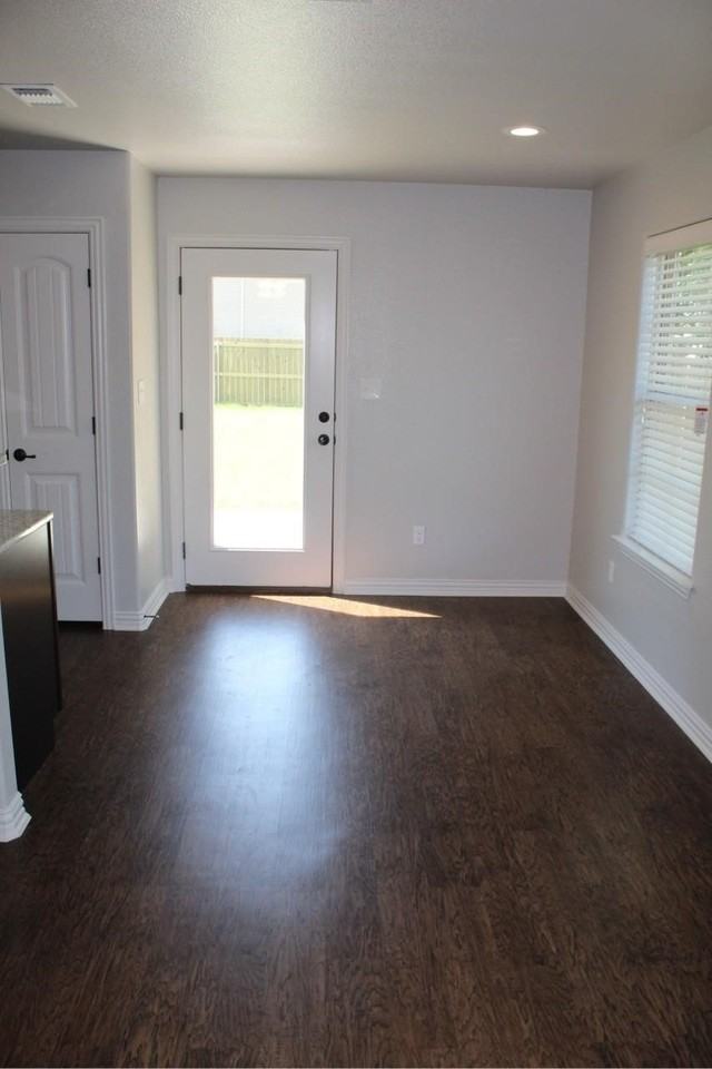212 W Lake St - Photo 4 of 12