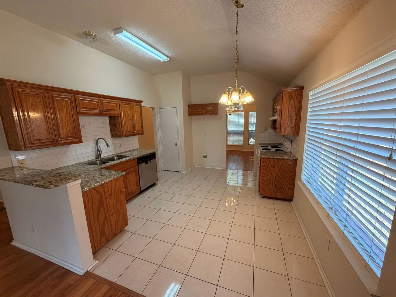 8604 Stetson Dr - Photo 5 of 15